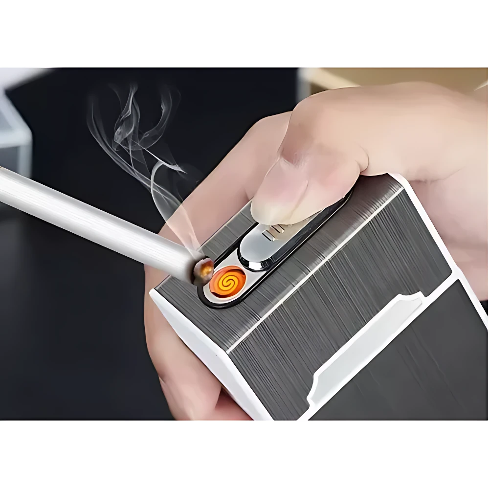 Porta cigarrillos eléctrico recargable USB en uso, con encendedor integrado y diseño metálico gris.