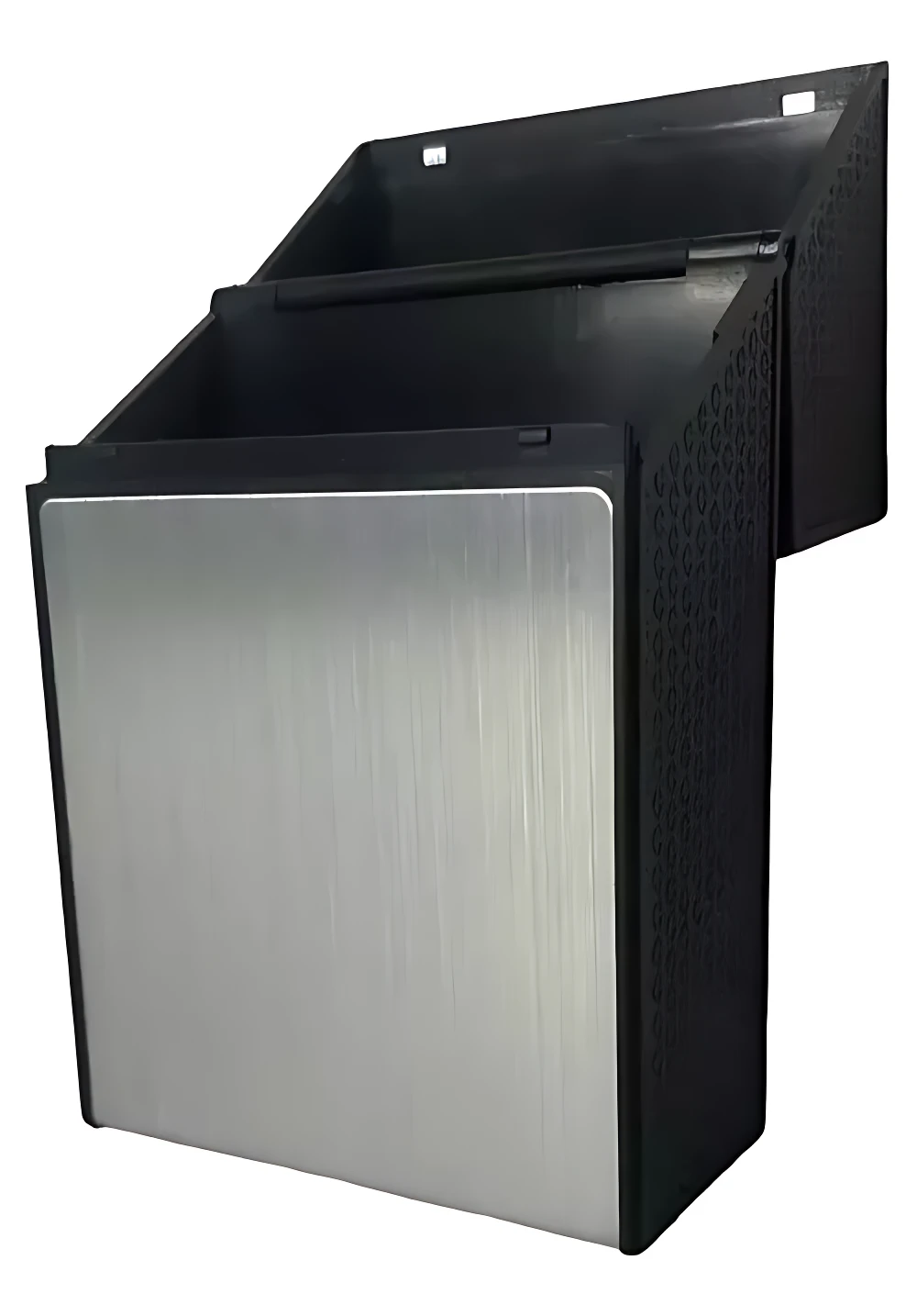 Porta cigarrillos eléctrico recargable USB, color negro con panel frontal metálico cepillado, diseño compacto para uso en interiores.