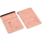 Protector pasaporte color rosa, abierto mostrando interior con ranuras para tarjetas y portapasaporte, textura de cuero sintético.