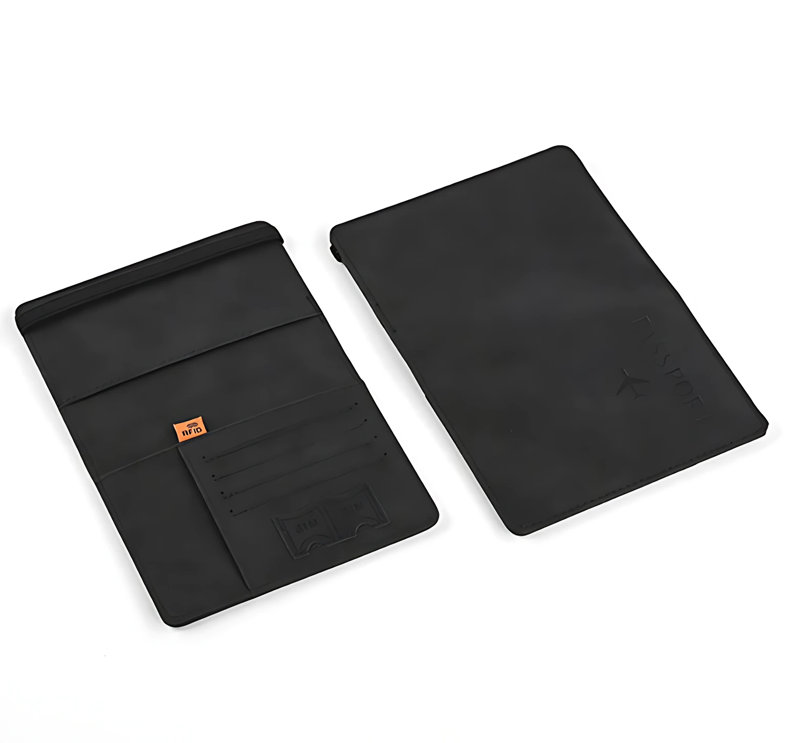 Protector pasaporte RFID en cuero sintético negro, mostrando interior con ranuras para tarjetas y exterior con logo sutil.