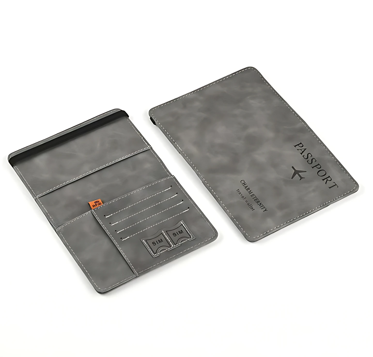 Protector pasaporte en cuero sintético gris, mostrando interior con ranuras para tarjetas y exterior con grabado de avión y texto.