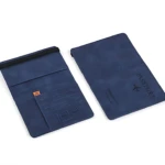 Protector pasaporte azul marino de cuero sintético, mostrando interior con ranuras para tarjetas y exterior con grabado de avión y texto.