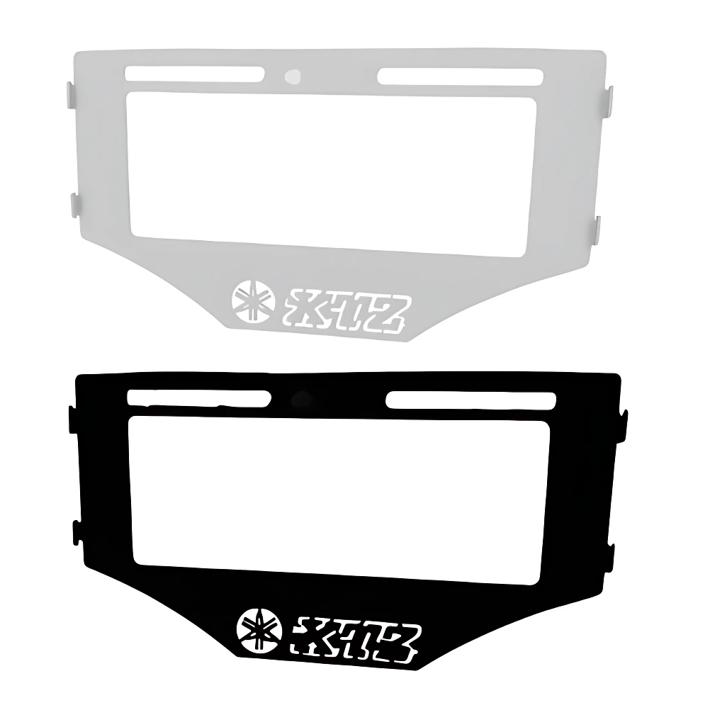Dos porta placas de acero inoxidable para moto, uno en color gris claro y otro en negro, ambos con logotipo KTM y Yamaha.