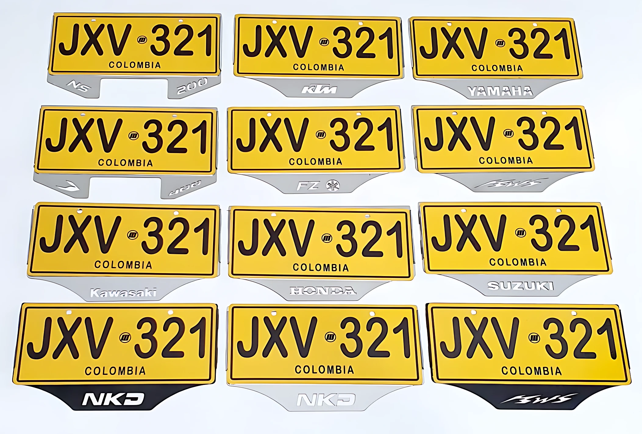 Set de dos porta placas de acero inoxidable para motos, con diseño amarillo y negro, mostrando matrículas colombianas JXV-322.