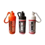 Set de dos porta proteína de 75 ml con carabinas, en colores naranja, negro y blanco, con diseño ergonómico para transporte seguro de suplementos al gimnasio.