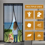 Puerta con cortina magnética negra, vista frontal desde interior. Niña y perro cruzan puerta abierta hacia mar. Iconos laterales indican uso familiar, para mascotas, ventilación y repelente de insectos.