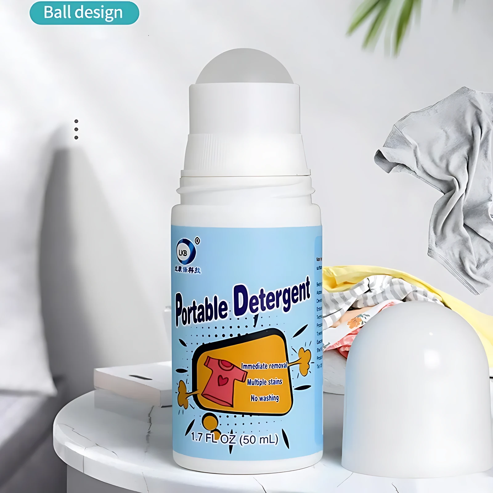 Quita grasa portátil en presentación de bola, 50 ml, con etiqueta azul que muestra de prenda con manchas removidas. Incluye tapa esférica blanca y base redonda.