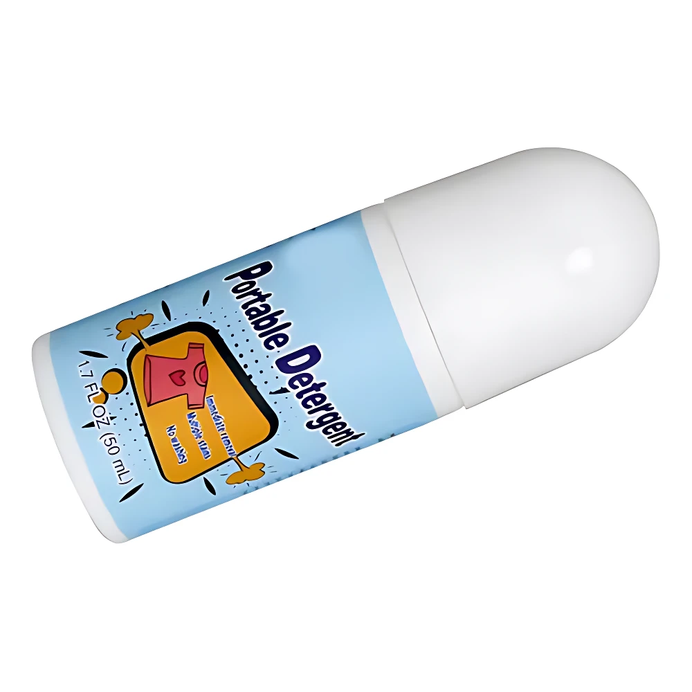 Quitamanchas portátil en formato rolón, envase cilíndrico blanco con etiqueta azul claro. Muestra de camiseta roja con mancha. Capacidad visible de 50 mL.