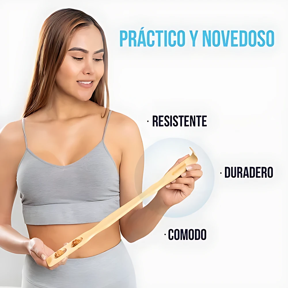 Mujer sonriente sostiene rascador de espalda de madera, resistente y duradero, ideal para aliviar picazón.