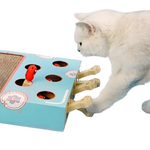 Gato blanco interactuando con rascador azul claro, caja rectangular con ratones rojos deslizantes y garras de agarre laterales.