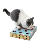 Gato gris y blanco sobre rascador interactivo azul con ratones deslizantes, diseñado para proteger muebles y estimular juego.