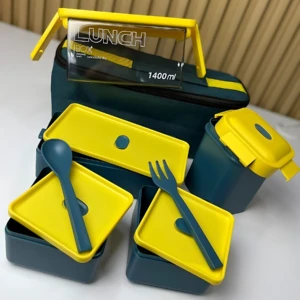 Lunchbox de 1400 ml en azul oscuro con tapa amarilla, incluye tres recipientes, cubiertos y estuche.