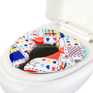Reductor de baño portátil plegable de espuma con diseño de patchwork multicolor, colocado sobre asiento de inodoro blanco.