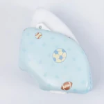 Reductor de baño portátil plegable en espuma azul claro con estampado de pelota de fútbol, béisbol y baloncesto, diseñado para facilitar el entrenamiento en el baño.