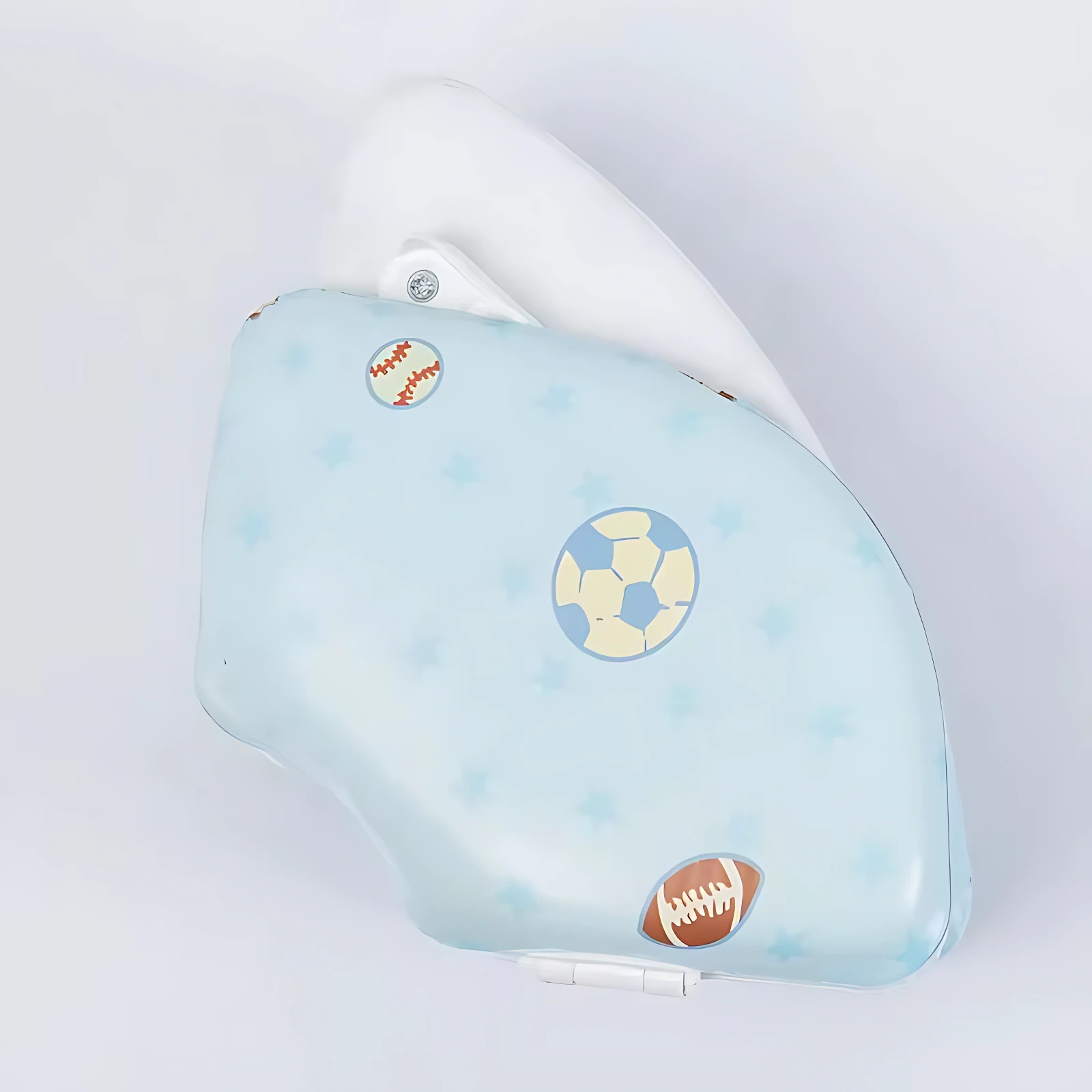 Reductor de baño portátil plegable en espuma azul claro con estampado de pelota de fútbol, béisbol y baloncesto, diseñado para facilitar el entrenamiento en el baño.