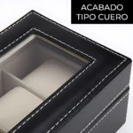 Relojero negro con tapa de vidrio y costuras blancas, mostrando interior dividido para organizar hasta seis relojes de hasta 42 mm.