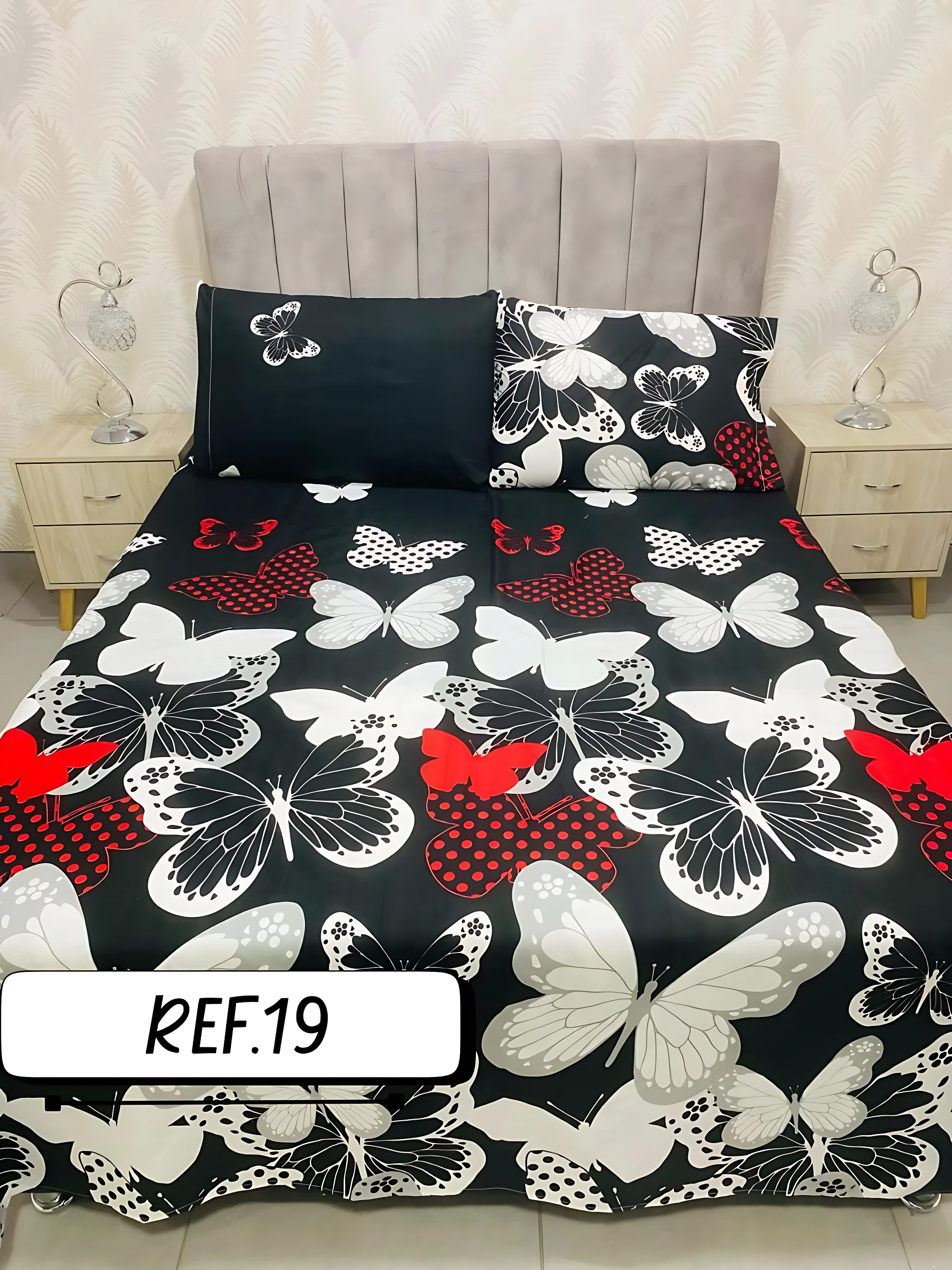 Sábanas Cama Doble 800 Hilos Dantex con estampado de mariposas blancas, grises y rojas sobre fondo negro.