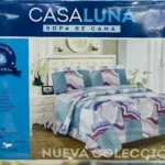 Juego de sábanas Casaluna 4 piezas con estampado geométrico en tonos lavanda y azul. Medidas visibles: sábana 203 x 235 cm, forro 137 x 190+21 cm y fundas 50 x 76 cm.