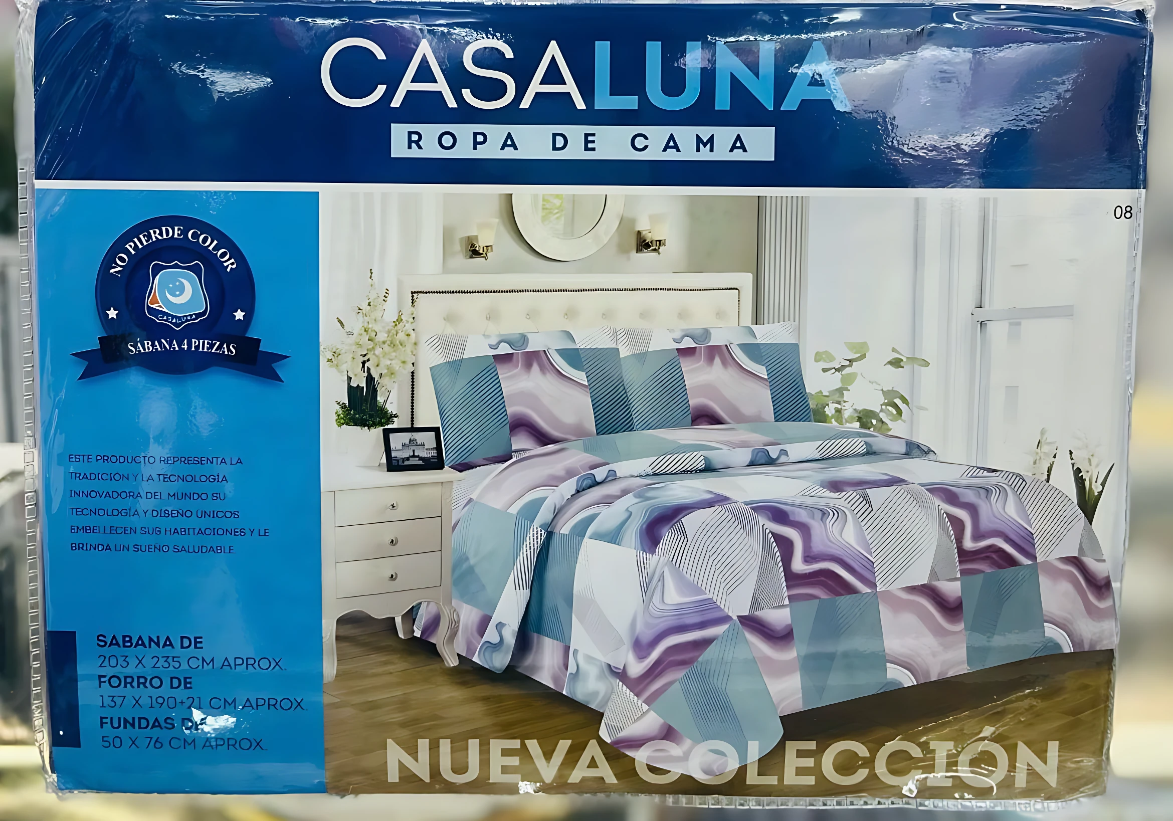 Juego de sábanas Casaluna 4 piezas con estampado geométrico en tonos lavanda y azul. Medidas visibles: sábana 203 x 235 cm, forro 137 x 190+21 cm y fundas 50 x 76 cm.
