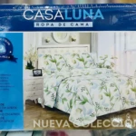 Sábanas Casaluna para cama sencilla con estampado floral verde y azul. Paquete con medidas de sábana 203x235 cm, forro y fundas. Diseño de hojas en fondo blanco.