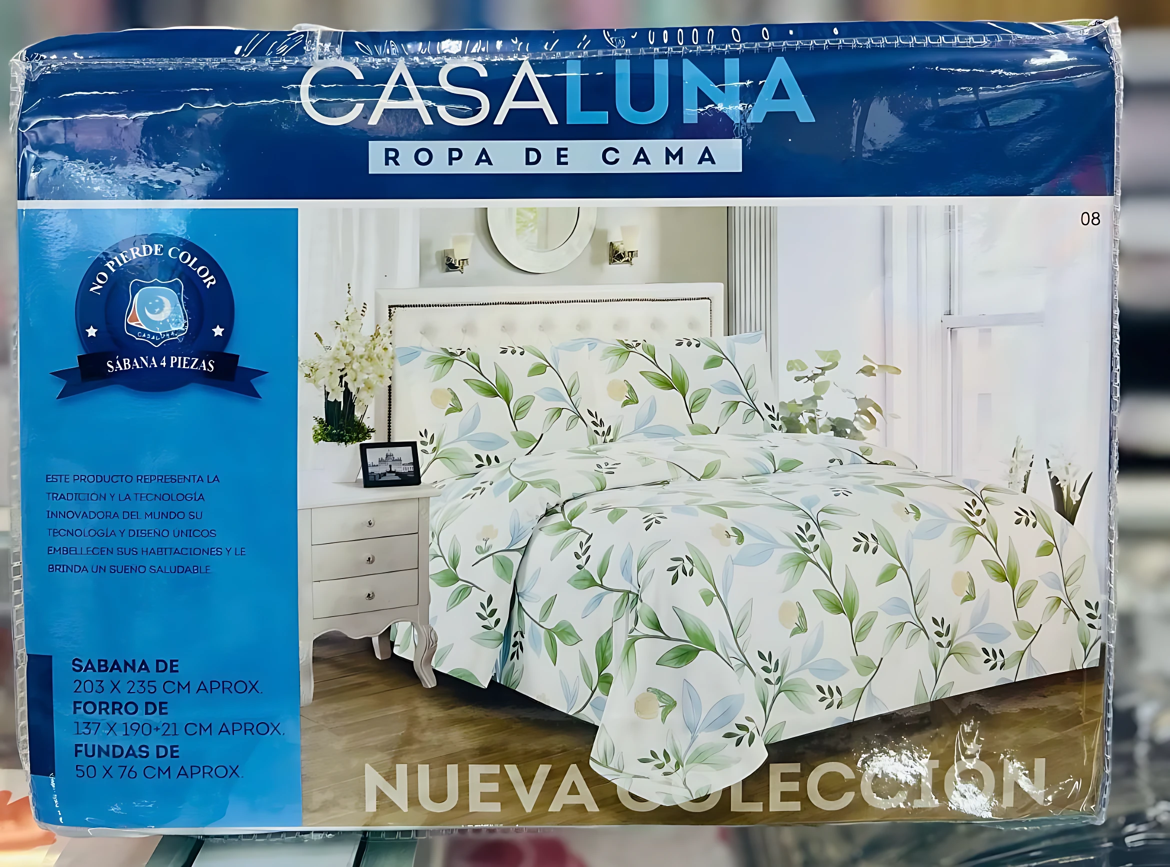 Sábanas Casaluna para cama sencilla con estampado floral verde y azul. Paquete con medidas de sábana 203x235 cm, forro y fundas. Diseño de hojas en fondo blanco.