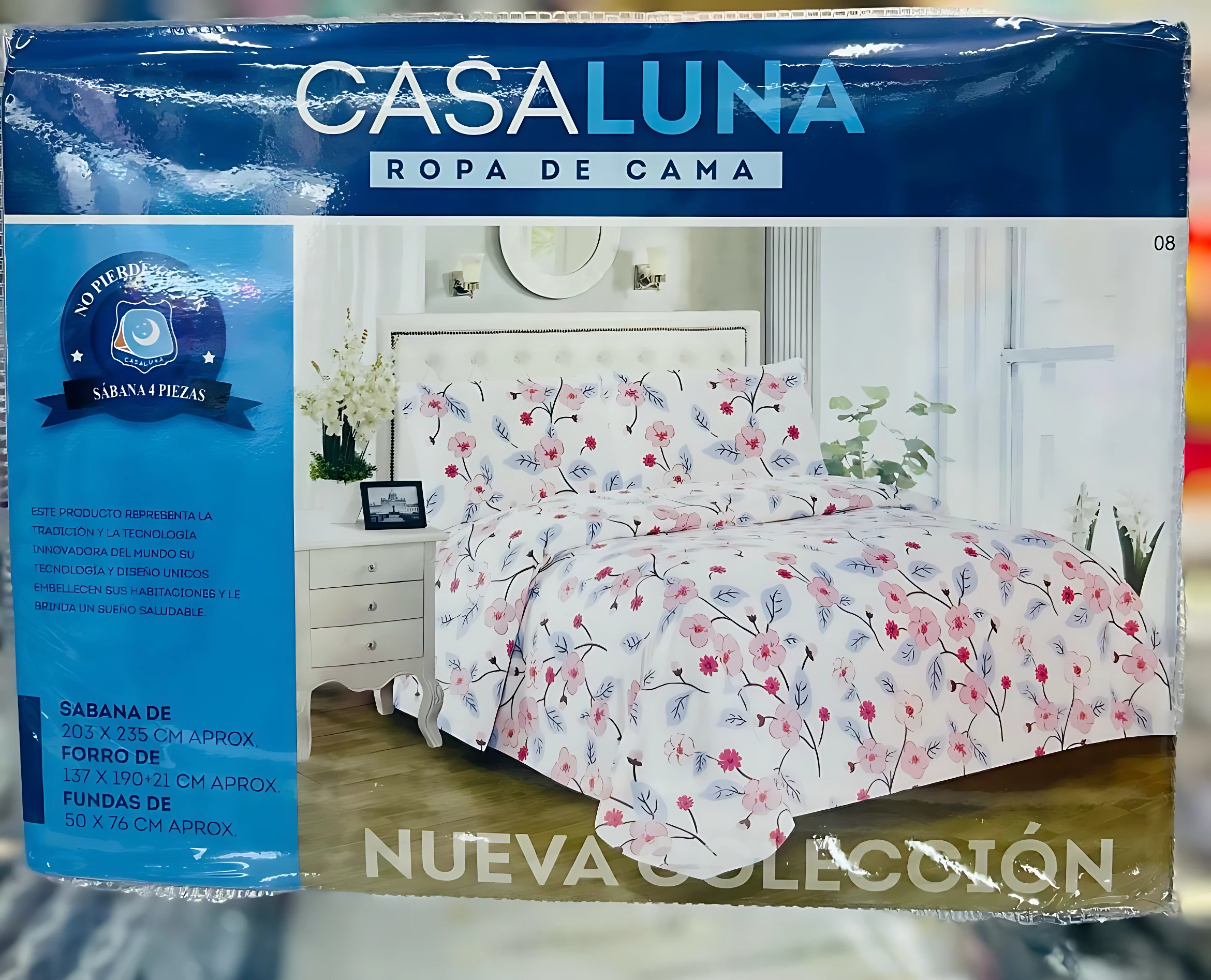 Juego de sábanas Casaluna 4 piezas con estampado floral rosa y azul. Muestra medidas: sábana 203x235 cm, forro 137x190+21 cm y fundas 50x76 cm. Se muestra la cama.