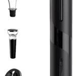 Sacacorchos eléctrico automático negro con accesorios desmontados. Incluye embudo de vidrio para servir, tapón de corcho y tapa protectora. Diseño cilíndrico con detalles en brillo.