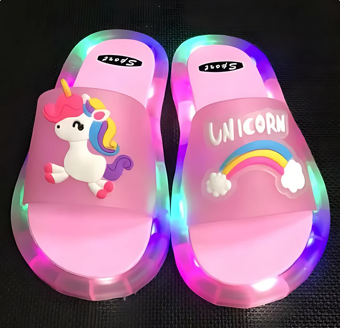 Sandalia luminosa rosa para niños con unicornio y arcoíris, suela LED multicolor y diseño antideslizante.