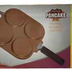 Sarten antiadherente de color marrón con cuatro cavidades circulares para preparar pancakes o arepas simultáneamente, con mango negro y diseño compacto.