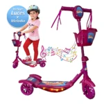 Scooter infantil tricolor con canasta, luces y melodía. Niña usando el modelo en acción sobre fondo blanco.
