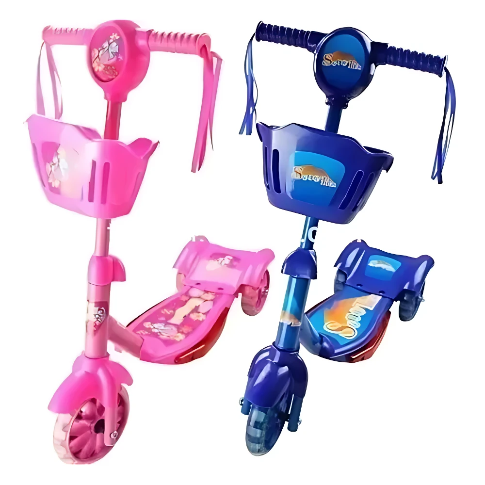 Dos scooters infantiles con canasta frontal, uno rosa y otro azul, diseñados para niños pequeños. Ambos incluyen manubrio ergonómico, ruedas grandes y plataforma de pie con diseño temático. Ideales para aprender equilibrio y diversión segura.