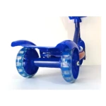 Scooter infantil azul con ruedas translúcidas y luces, visto desde atrás, sobre fondo blanco.