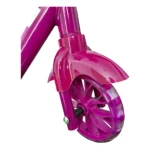 Detalle del frente de un scooter infantil en color magenta brillante, con guardabarros integrado, llanta de plástico translúcido y eje metálico visible.