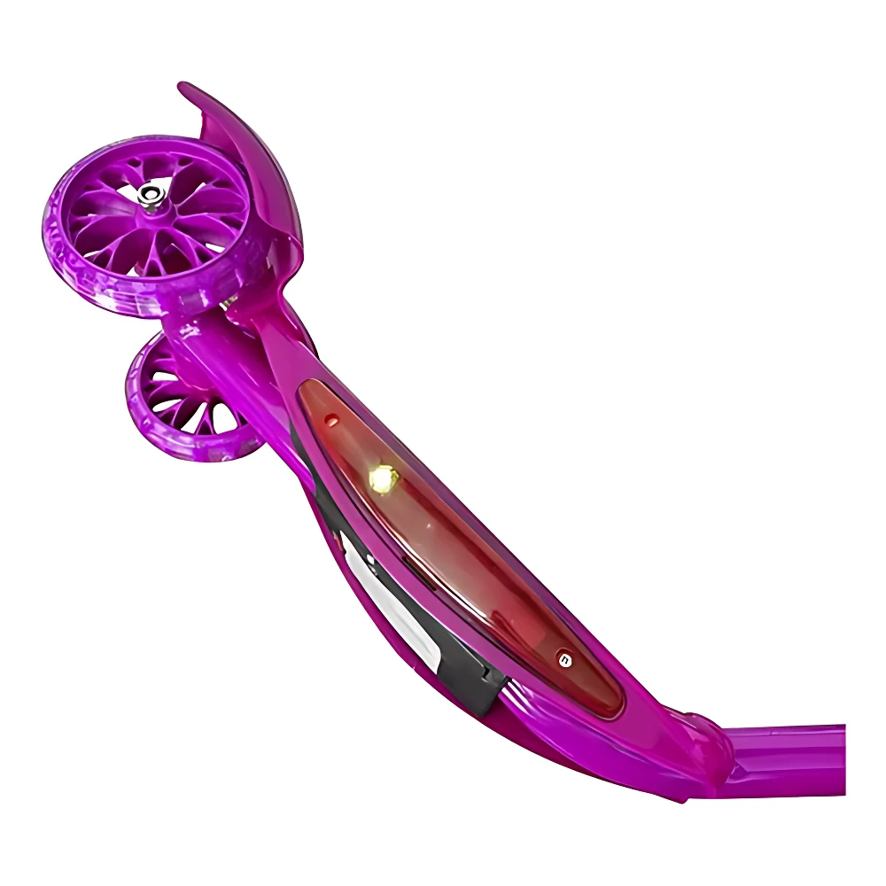 Scooter infantil de color morado con ruedas traseras giratorias y luces LED en la plataforma.