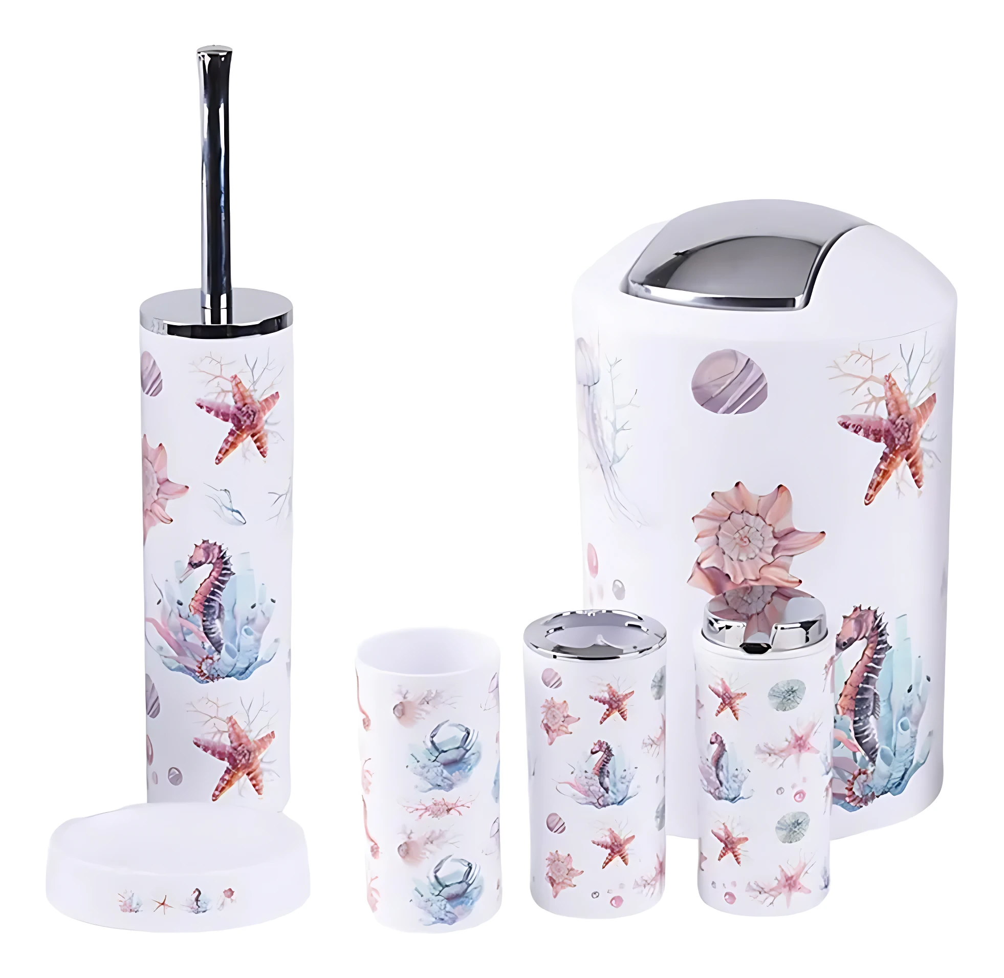 Set de seis accesorios de baño con diseño marino: escoba, portarrollos, dos cepillos, cubo y tapa, todos con estampado de estrellas de mar y corales en tonos pasteles.