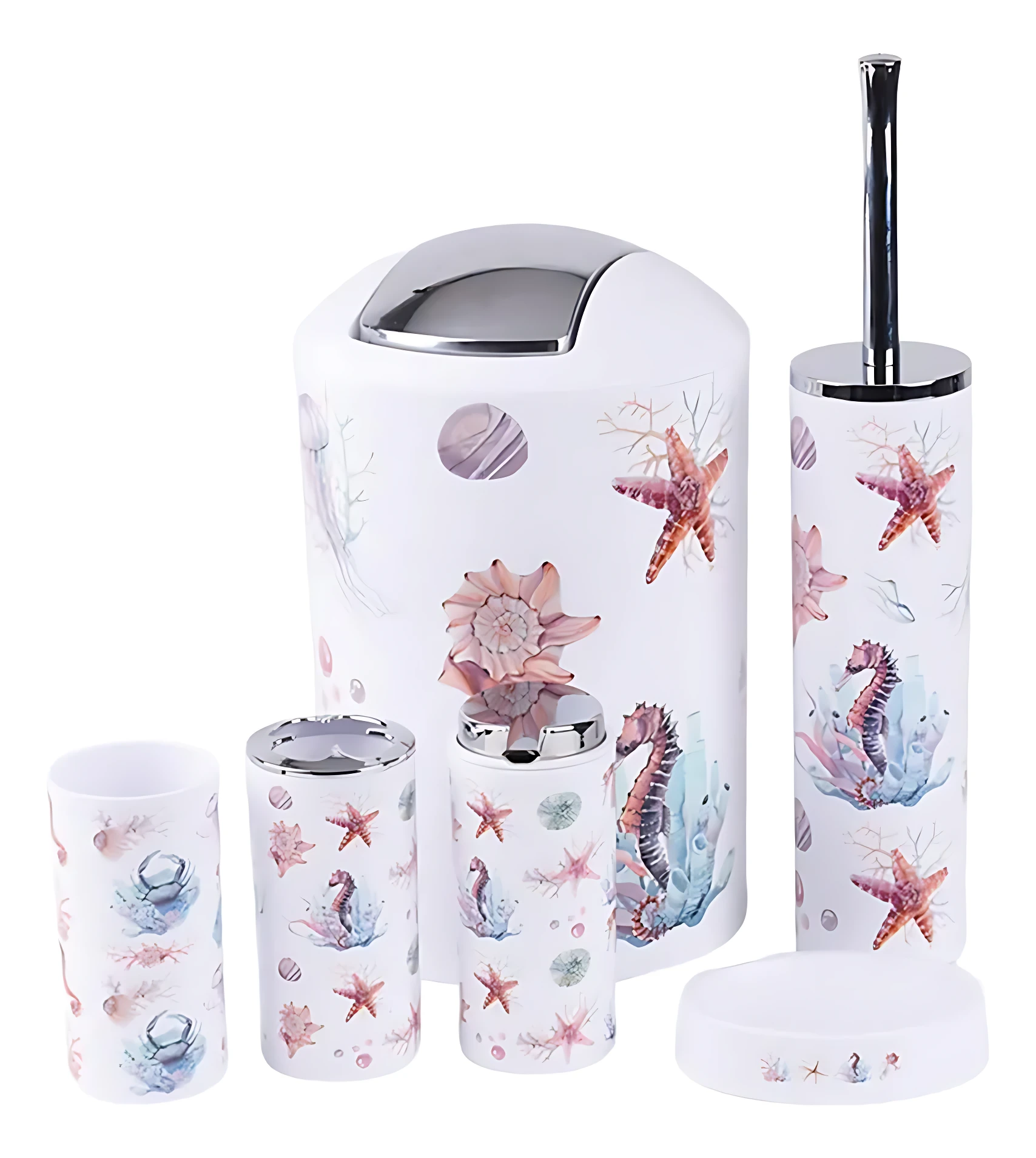 Set de seis accesorios de baño con diseño marino: papelera, portarrollos, cepillo y base, en tonos blancos con estampado de estrellas de mar, caballitos de mar y corales.