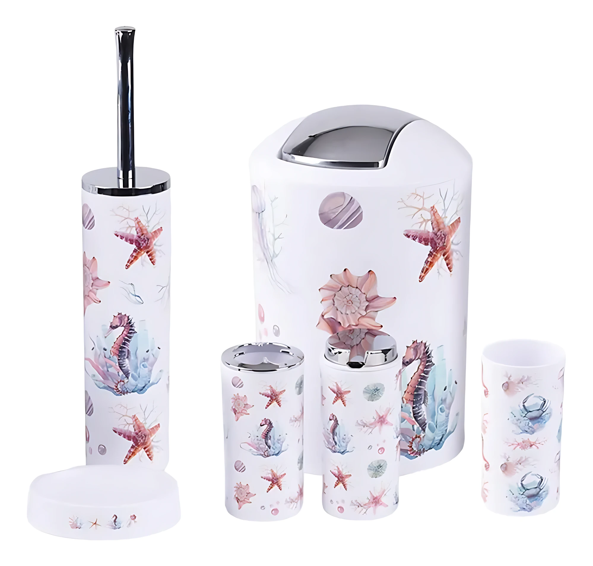 Set de seis accesorios de baño con diseño marino: escoba, papelera, dos frascos, dos vasos y tapa, todos en blanco con estampado de estrellas de mar y corales.