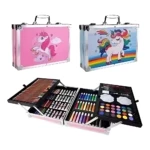 Maleta metálica de arte con dos diseños de unicornio, rosa y multicolor, abierta mostrando pinceles, lápices, marcadores y paleta de colores organizados en compartimentos.