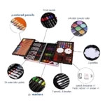 Maleta metálica abierta mostrando 145 herramientas de arte: lápices de colores, acuarelas, marcadores, pinceles, paletas, goma y afilador. Ideal para viajes y creación artística en cualquier lugar.
