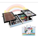 Maleta metálica de arte abierta, mostrando organizadores con lápices de colores, acuarelas, pinceles y marcadores. Incluye estuche exterior con diseño de unicornio y arcoíris.