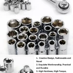 Set de copas mecánicas cromadas con llave de torsión, dispuestas en grupo y detalle de uso, ideales para mantenimiento automotriz.