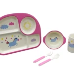 Set de vajilla infantil de bambú en rosa con diseño de unicornio, incluye plato dividido, taza, cuchara y tenedor.