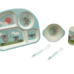 Set de vajilla infantil de bambú en color azul claro, con diseño de koalas y sol. Incluye plato dividido, taza, cuchara y tenedor.