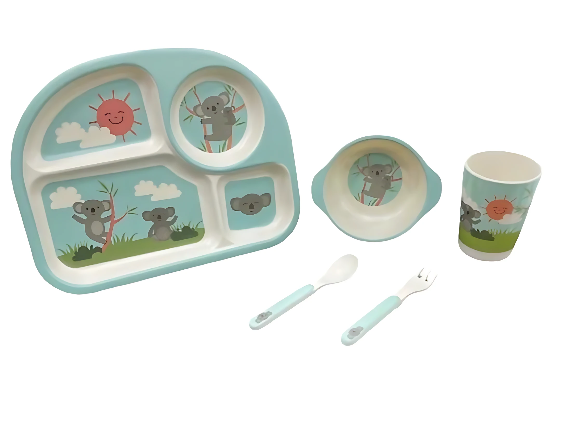 Set de vajilla infantil de bambú en color azul claro, con diseño de koalas y sol. Incluye plato dividido, taza, cuchara y tenedor.