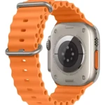 Smartwatch T800 Ultra plateado con pulso naranja de silicona texturizada, vista posterior.