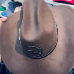 Sombrero café de algodón con logo de caballo, estilo Yeison Jiménez, para eventos.