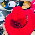 Sombrero rojo estilo Yeison Jiménez, algodón estampado Criadero La Cumbre, con detalle de caballo.