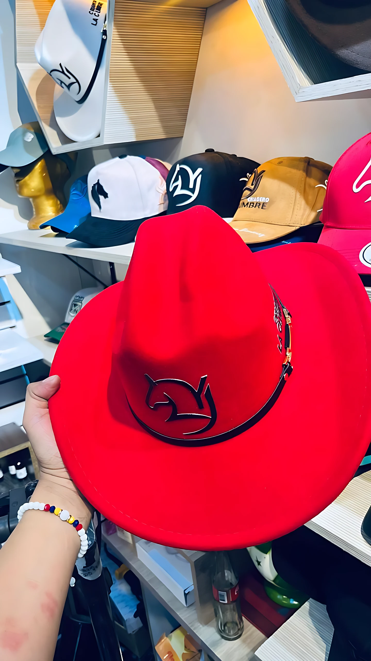 Sombrero rojo estilo Yeison Jiménez, algodón estampado Criadero La Cumbre, con detalle de caballo.
