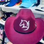 Sombrero estilo Yeison Jiménez, algodón estampado Criadero La Cumbre, color fucsia con diseño de caballo blanco.