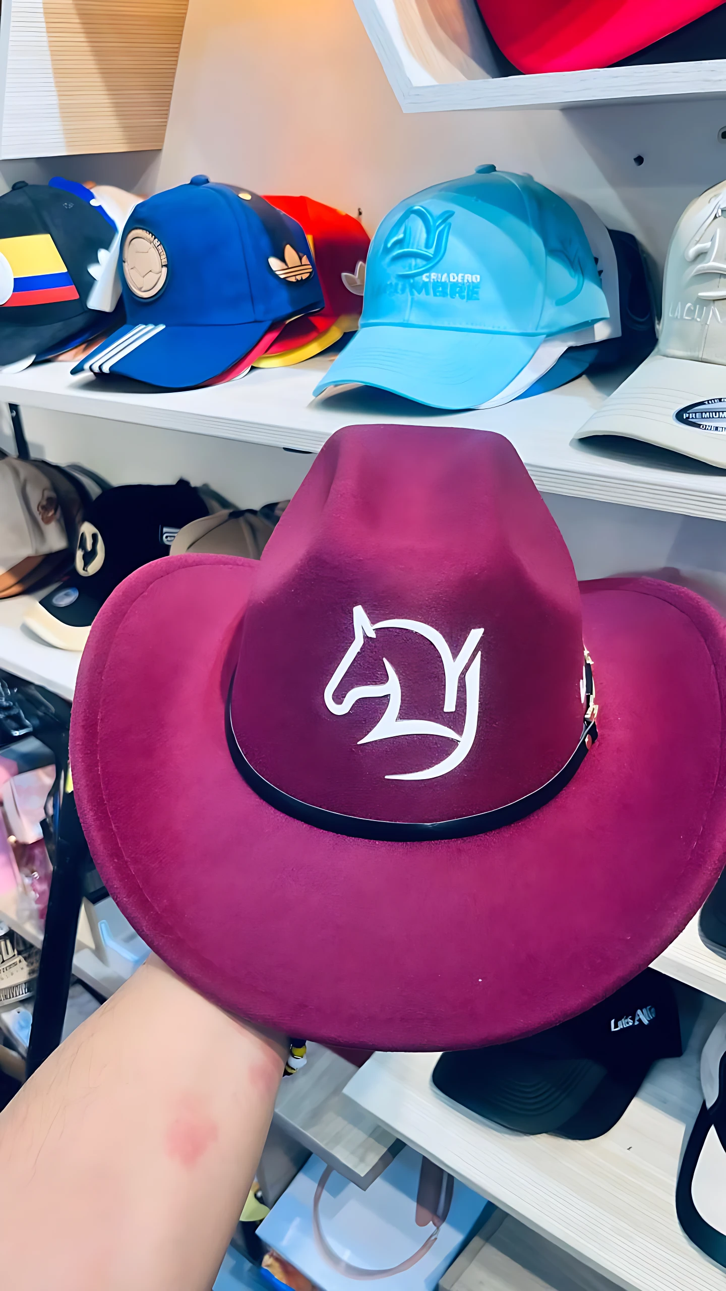 Sombrero estilo Yeison Jiménez, algodón estampado Criadero La Cumbre, color fucsia con diseño de caballo blanco.